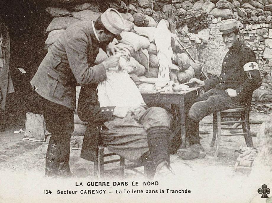 La guerre dans le Nord. Secteur de Carency. La toilette dans la tranchée. Archives départementales du Pas-de-Calais, 12 J 356.