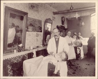 Salon de barbier du début du siècle.